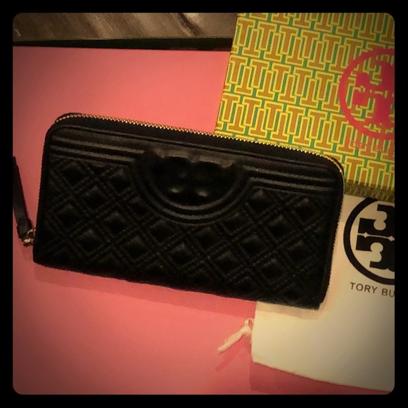 Tory Burch Handbags - Tory Burch Fleming Convertible Wallet